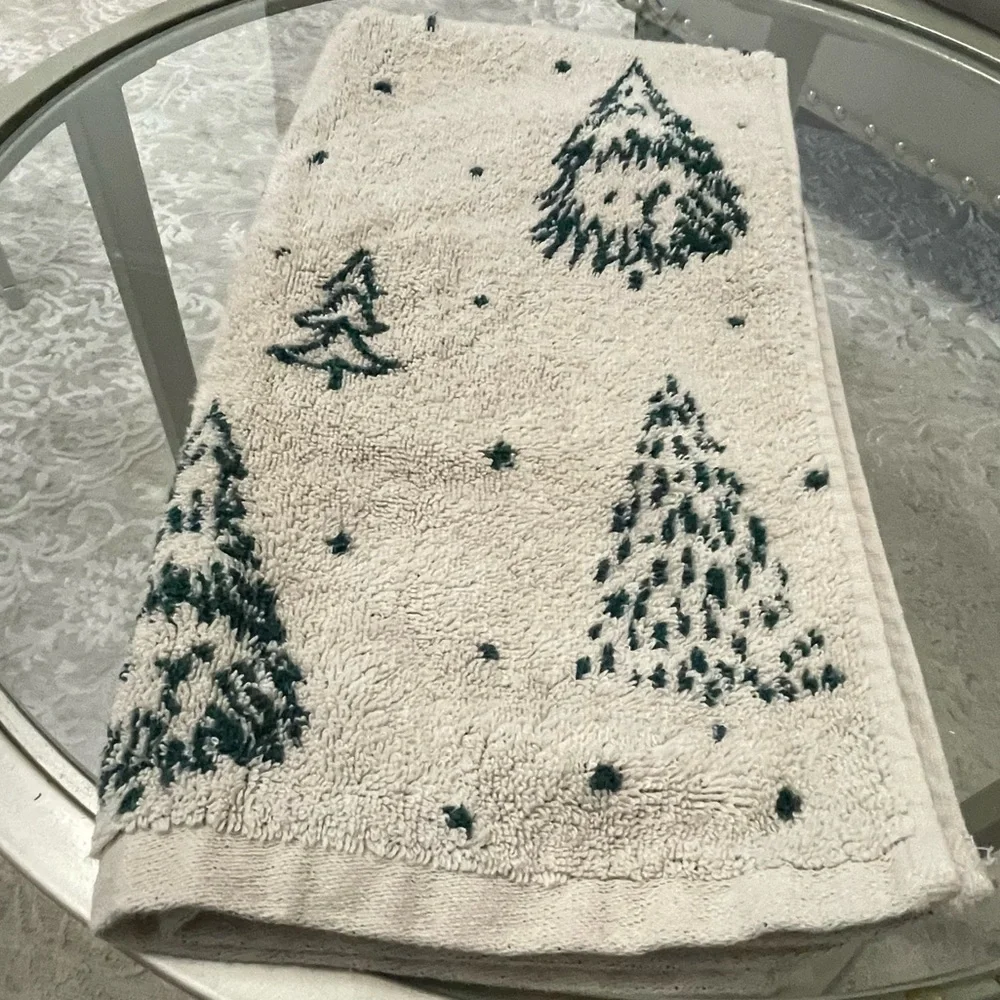 Christmas Tree Hand Towel 28”x15”‎ Green and Cream Cotton